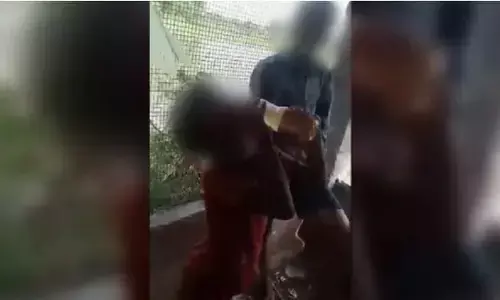 यूपी: चोरी के शक में लड़कों को पेशाब पीने और मिर्च खाने को किया गया मजबूर