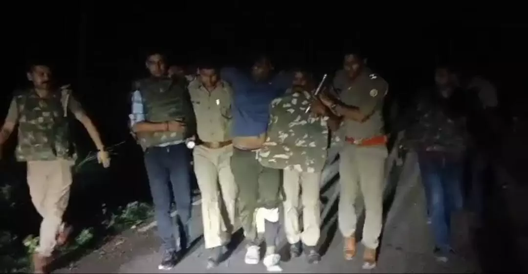 पुलिस मुठभेड़ के दौरान बाइक तमंचा के साथ इनमिया अभियुक्त गिरफ्तार