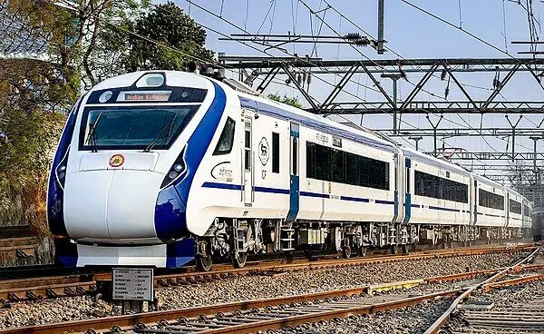 बाराबंकी में किया गया वंदेभारत ट्रेन पर पथराव बाराबंकी में किया गया वंदेभारत ट्रेन पर पथराव