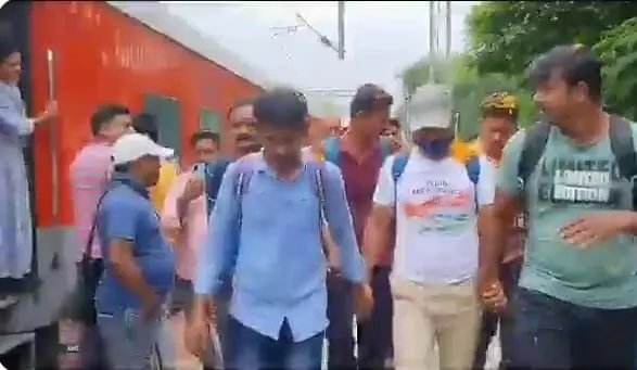 बिहार में यूट्यूबर मनीष कश्यप का भीड़ ने किया स्वागत; कोर्ट ने उन्हें बेतिया जेल में रखने का दिया निर्देश बिहार में यूट्यूबर मनीष कश्यप का भीड़ ने किया स्वागत; कोर्ट ने उन्हें बेतिया जेल में रखने का दिया निर्देश
