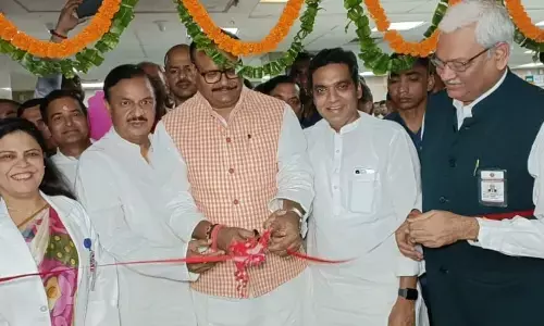 एक तरफ उप मुख्यमंत्री ने किया मॉडल टीकाकरण कैंद्र का उद्घाटन, दूसरी तरफ पुलिस हाय हाय के नारे लगे एक तरफ उप मुख्यमंत्री ने किया मॉडल टीकाकरण कैंद्र का उद्घाटन, दूसरी तरफ पुलिस हाय हाय के नारे लगे