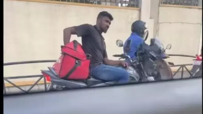 बेंगलुरु में जोमैटो एजेंट डिलीवरी बैग से खाना खाते आया नजर वीडियो वायरल