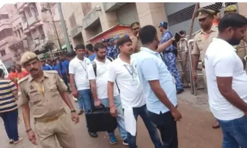 मुस्लिम पक्ष की बहिष्कार की धमकी के बीच ज्ञानवापी मस्जिद का सर्वेक्षण फिर शुरू मुस्लिम पक्ष की बहिष्कार की धमकी के बीच ज्ञानवापी मस्जिद का सर्वेक्षण फिर शुरू