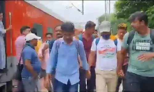 बिहार में यूट्यूबर मनीष कश्यप का भीड़ ने किया स्वागत; कोर्ट ने उन्हें बेतिया जेल में रखने का दिया निर्देश