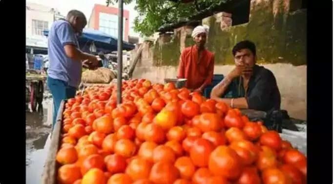 टमाटर की बढ़ती कीमतों के बीच चामराजनगर पुलिस ने टमाटर चोरों पर नजर रखने के लिए बढ़ा दी है सुरक्षा टमाटर की बढ़ती कीमतों के बीच चामराजनगर पुलिस ने टमाटर चोरों पर नजर रखने के लिए बढ़ा दी है सुरक्षा