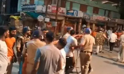 वो क्षण जब खंडवा की कांवर यात्रा पर पुलिस अधिकारियों ने किया लाठीचार्ज