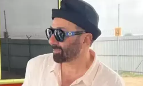 सनी देओल का कहना है कि बॉलीवुड में लोग ऐसा दिखावा करते हैं जैसे वे आपसे प्यार करते हैं लेकिन यह सब नकली है