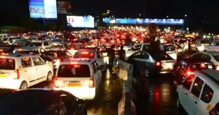 डीएनडी फ्लाईवे पर 2 घंटे तक रहा जाम,हजारों वाहन फंसे रहे डीएनडी फ्लाईवे पर 2 घंटे तक रहा जाम,हजारों वाहन फंसे रहे