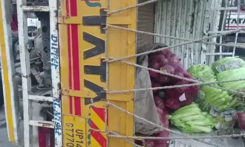 Ghaziabad news : गाजियाबाद के थाना क्रॉसिंग इलाके में एनएच 9 पर सब्जी लदा कैंटर पलटा Ghaziabad news : गाजियाबाद के थाना क्रॉसिंग इलाके में एनएच 9 पर सब्जी लदा कैंटर पलटा