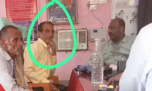 बलिया में रजिस्ट्रार कानूनगों को खतौनी में नाम चढ़ाने पर पैसे लेते हुए रंगे हाथों एंटी करप्शन टीम ने पकड़ा बलिया में रजिस्ट्रार कानूनगों को खतौनी में नाम चढ़ाने पर पैसे लेते हुए रंगे हाथों एंटी करप्शन टीम ने पकड़ा