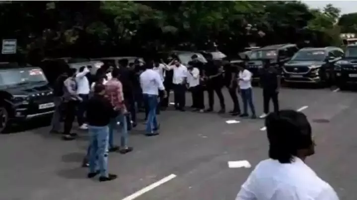 एल्विश यादव के फॉलोअर्स ने DND पर स्टंट कर मांगे वोट,नोएडा पुलिस ने गाड़ियों को किया जब्त