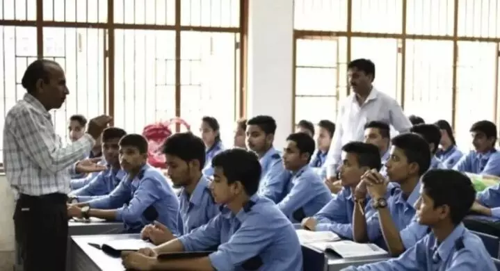 स्कूलों में मोबाइल फोन का उपयोग प्रतिबंधित, दिल्ली शिक्षा विभाग