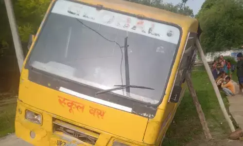 फिर स्कूली बस हादसे की हुई शिकार किसी का फटा सिर तो किसी का टूटा हाथ फिर स्कूली बस हादसे की हुई शिकार किसी का फटा सिर तो किसी का टूटा हाथ
