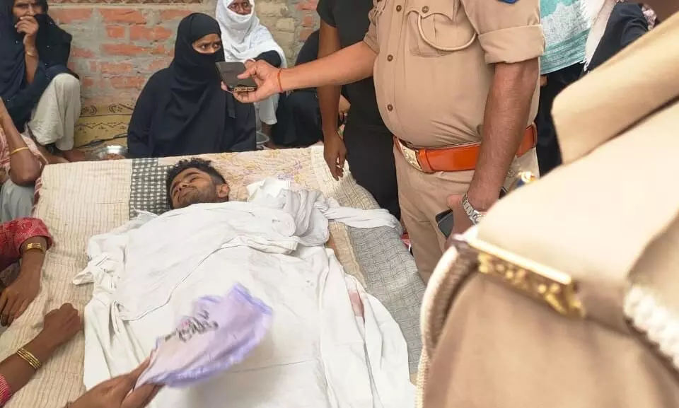 संदिग्ध परिस्थितियों में छत से गिरे युवक की इलाज को ले जाते वक्त मौत संदिग्ध परिस्थितियों में छत से गिरे युवक की इलाज को ले जाते वक्त मौत