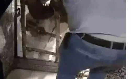 लिफ्ट में 30 मिनट तक फंसे 4 लोग, लॉक हुआ गेट, सीढ़ी लगाकर निकाला गया बाहर