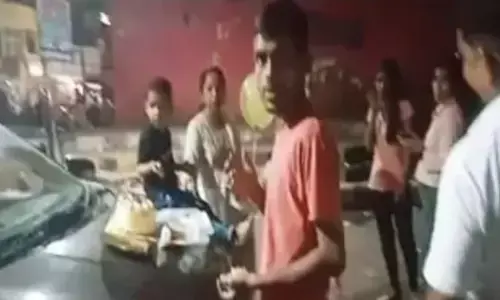 फेमस होने के लिए पहले कार की बोनट पर काटा केक, फिर कटवाया हजारों रुपए का चालान और कहा वीडियो सोशल मीडिया पर जरुर डालना