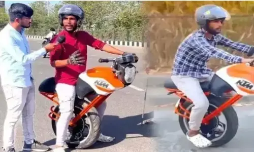 अद्भुत वन-व्हील इलेक्ट्रिक KTM का बाइकर जो खुद को इस पर करता है संतुलित! अद्भुत वन-व्हील इलेक्ट्रिक KTM का बाइकर जो खुद को इस पर करता है संतुलित!
