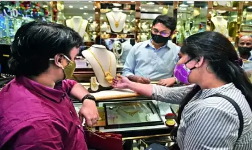 सोने की कीमत में गिरावट से बढ़ी खुशी; सोने के दाम गिरने से ग्राहक हुए उत्साहित सोने की कीमत में गिरावट से बढ़ी खुशी; सोने के दाम गिरने से ग्राहक हुए उत्साहित