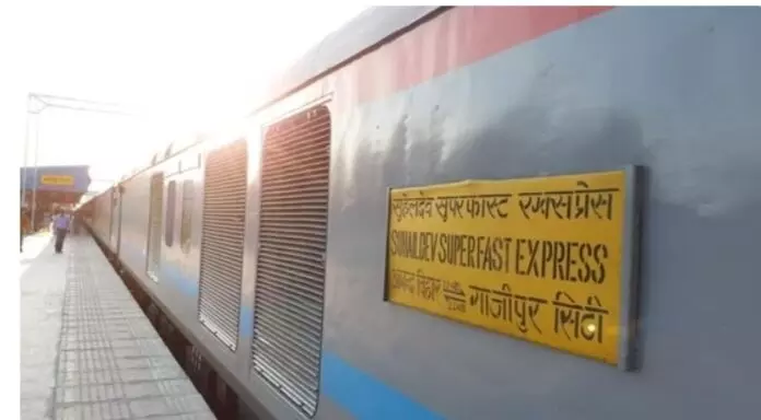 सुहेलदेव एक्सप्रेस ट्रेन के शौचालय में यात्रियों ने हंगामा करते हुए टीटीई को कर दिया बंद,जानिए वजह सुहेलदेव एक्सप्रेस ट्रेन के शौचालय में यात्रियों ने हंगामा करते हुए टीटीई को कर दिया बंद,जानिए वजह