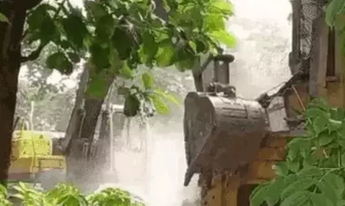 6 बुलडोजर ने 12 बिल्डिंग गिराईं, विरोध पर 10 कार्यकर्ता हिरासत में, प्रियंका ने बताई थी महात्मा गांधी की विरासत 6 बुलडोजर ने 12 बिल्डिंग गिराईं, विरोध पर 10 कार्यकर्ता हिरासत में, प्रियंका ने बताई थी महात्मा गांधी की विरासत