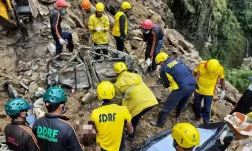 उत्तराखंड में भूस्खलन के मलबे की चपेट में आने से पांच केदारनाथ तीर्थयात्रियों की हो गई मौत उत्तराखंड में भूस्खलन के मलबे की चपेट में आने से पांच केदारनाथ तीर्थयात्रियों की हो गई मौत