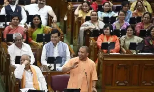 यूपी विधानसभा में योगी आदित्‍यनाथ और शिवपाल यादव के बीच हंसी-मजाक का माहौल