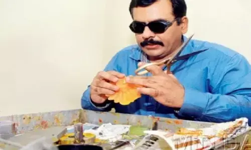 ठेले पर मोमबत्तियाँ बेचने से लेकर करोड़ों का साम्राज्य खड़ा करने तक; पढ़िए इस अंधे आदमी की प्रेरणादायक कहानी ठेले पर मोमबत्तियाँ बेचने से लेकर करोड़ों का साम्राज्य खड़ा करने तक; पढ़िए इस अंधे आदमी की प्रेरणादायक कहानी