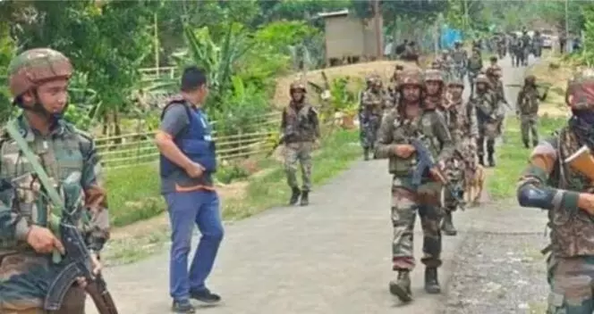 मणिपुर: सुरक्षा बलों ने 24 घंटे में 12 हथियार, गोला-बारूद और 8 विस्फोटक किए बरामद मणिपुर: सुरक्षा बलों ने 24 घंटे में 12 हथियार, गोला-बारूद और 8 विस्फोटक किए बरामद
