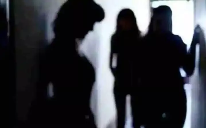 स्पा सेंटर में पुलिस को मिलीं असामान्य वस्तुएं,थाईलैंड की महिला समेत 7 गिरफ्तार स्पा सेंटर में पुलिस को मिलीं असामान्य वस्तुएं,थाईलैंड की महिला समेत 7 गिरफ्तार