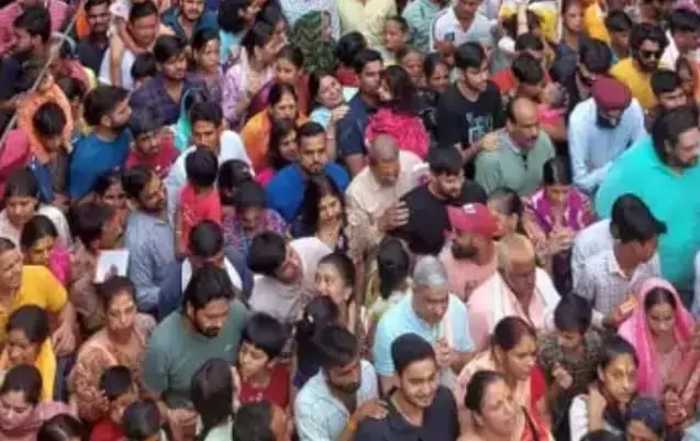 बांके बिहारी मंदिर में संडे को बड़ी भीड़, 2 किलोमीटर लंबी लगी लाइन, 100 मी बढ़ाने के लिए भी लग रहे हैं 4 घंटे बांके बिहारी मंदिर में संडे को बड़ी भीड़, 2 किलोमीटर लंबी लगी लाइन, 100 मी बढ़ाने के लिए भी लग रहे हैं 4 घंटे