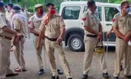 एटीएस द्वारा स्वतंत्रता दिवस पर आतंकी संदिग्ध की फिदायीन योजना का खुलासा करने के बाद इंटेल अलर्ट एटीएस द्वारा स्वतंत्रता दिवस पर आतंकी संदिग्ध की फिदायीन योजना का खुलासा करने के बाद इंटेल अलर्ट