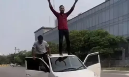 नोएडा में चलती कार के ऊपर चढ़े पुरुष, लगा ₹ 23,500 का ट्रैफिक जुर्माना नोएडा में चलती कार के ऊपर चढ़े पुरुष, लगा ₹ 23,500 का ट्रैफिक जुर्माना