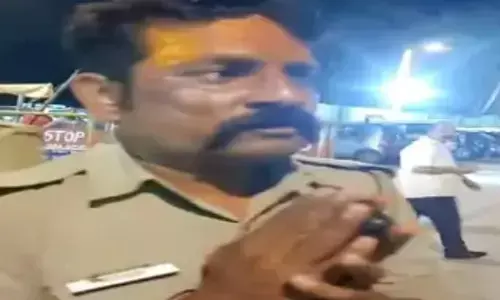 कानपुर में नशे में धुत कांस्टेबल को MLC ने पकड़ा:परमट मंदिर आने वाले भक्तों से कर रहे थे अभद्रता कानपुर में नशे में धुत कांस्टेबल को MLC ने पकड़ा:परमट मंदिर आने वाले भक्तों से कर रहे थे अभद्रता