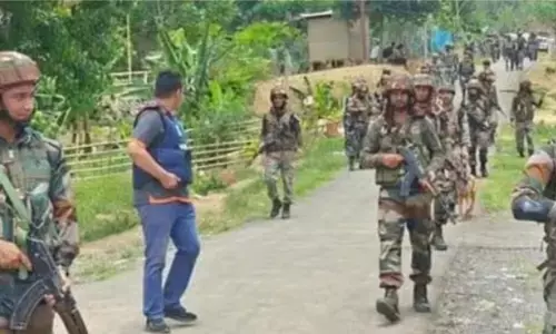 मणिपुर: सुरक्षा बलों ने 24 घंटे में 12 हथियार, गोला-बारूद और 8 विस्फोटक किए बरामद मणिपुर: सुरक्षा बलों ने 24 घंटे में 12 हथियार, गोला-बारूद और 8 विस्फोटक किए बरामद