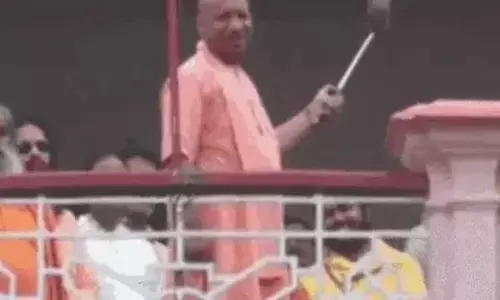 योगी ने तिरंगे संग ली सेल्फी, गोरखनाथ से राष्ट्रध्वज फहराकर हर घर तिरंगा अभियान की शुरुआत की