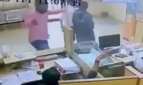 फिल्मी स्टाइल में घुसे लुटेरे, 5 मिनट में लूटे लाखों; सीसीटीवी कैमरे में कैद