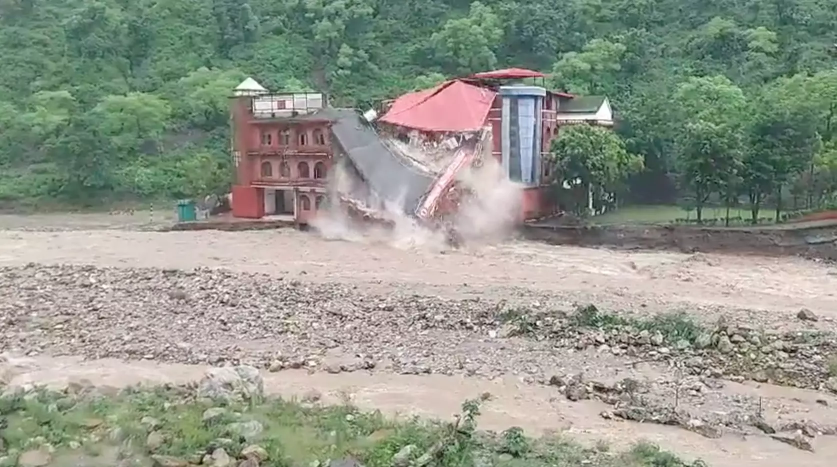 देहरादून में बारिश ने मचाया हाहाकार, भरभराकर नदी में समा गई डिफेंस कॉलेज की बिल्डिंग; तबाही का VIDEO आया सामने