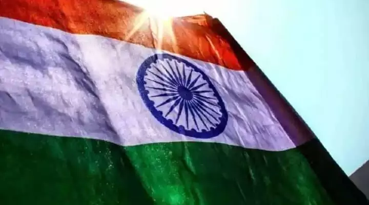 हाथ में तिरंगा लेकर शख्स ने दी आत्महत्या करने की धमकी हाथ में तिरंगा लेकर शख्स ने दी आत्महत्या करने की धमकी