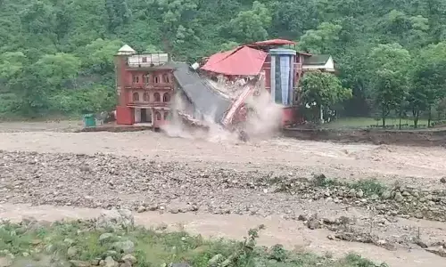 देहरादून में बारिश ने मचाया हाहाकार, भरभराकर नदी में समा गई डिफेंस कॉलेज की बिल्डिंग; तबाही का VIDEO आया सामने