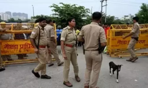 पुलिस के डर से ग्रेटर नोएडा के एक शख्स ने महिला के साथ बलात्कार करके खुद ही अपने पैर में मार ली गोली पुलिस के डर से ग्रेटर नोएडा के एक शख्स ने महिला के साथ बलात्कार करके खुद ही अपने पैर में मार ली गोली