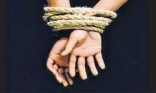 मुंबई: लुटेरों ने मुंह पर चिपकाया टेप,70 साल की महिला की मौत, पति हुआ घायल मुंबई: लुटेरों ने मुंह पर चिपकाया टेप,70 साल की महिला की मौत, पति हुआ घायल