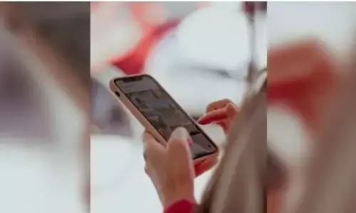 पति ने चलती कार में बच्चों के सामने पत्नी की गला दबाकर कर दी हत्या पति ने चलती कार में बच्चों के सामने पत्नी की गला दबाकर कर दी हत्या