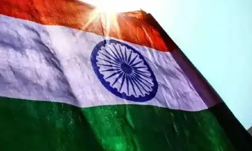 हाथ में तिरंगा लेकर शख्स ने दी आत्महत्या करने की धमकी