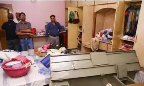 गाजियाबाद का एक परिवार जब लौटा छुट्टियों से तो हो चुकी थी उनके घर में भयंकर चोरी गाजियाबाद का एक परिवार जब लौटा छुट्टियों से तो हो चुकी थी उनके घर में भयंकर चोरी