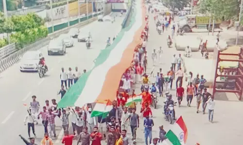 नोएडा में 77वें स्वतंत्रता दिवस पर भारतीय सेन समाज ने निकाली 131 मीटर लंबी तिरंगा यात्रा, वीर शहीदों को किया याद नोएडा में 77वें स्वतंत्रता दिवस पर भारतीय सेन समाज ने निकाली 131 मीटर लंबी तिरंगा यात्रा, वीर शहीदों को किया याद