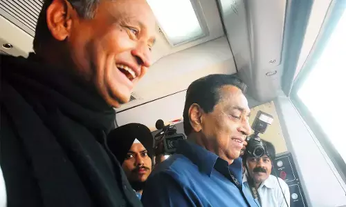 अशोक गहलोत अपनी सरकार के काम के सहारे सरकार रिपीट की कौशिश में तो एमपी में कमल नाथ ठाकुर की शरण में! अशोक गहलोत अपनी सरकार के काम के सहारे सरकार रिपीट की कौशिश में तो एमपी में कमल नाथ ठाकुर की शरण में!