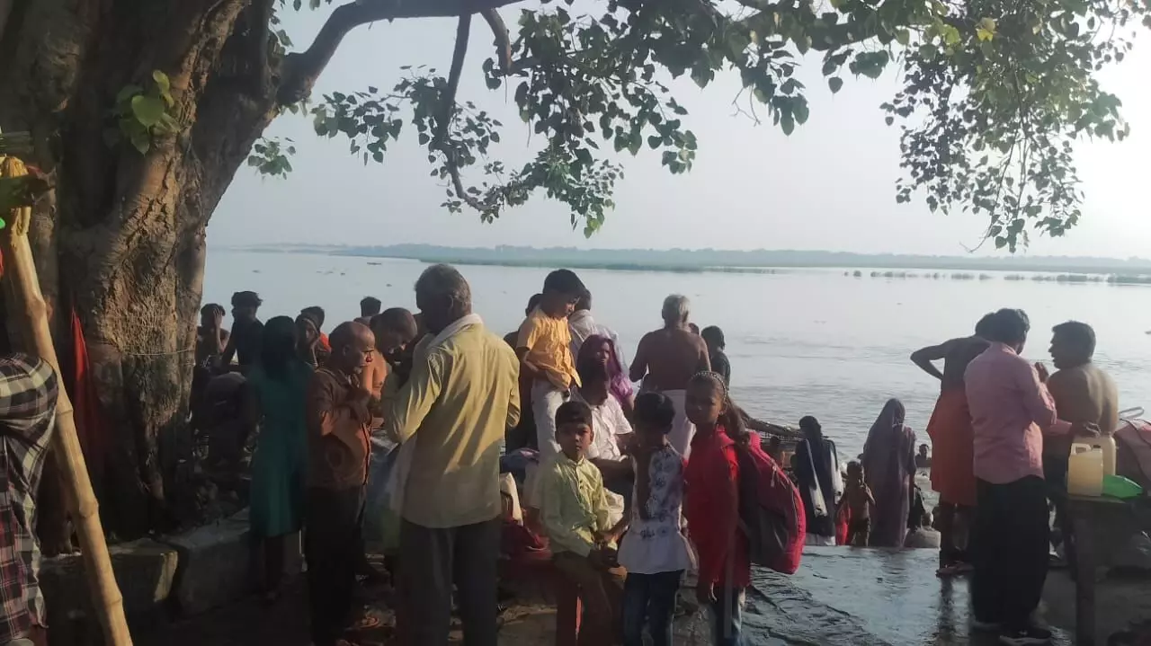 मलमास के अमावस्या में हजारों श्रद्धालुओं ने लगाई आस्था की डुबकी मलमास के अमावस्या में हजारों श्रद्धालुओं ने लगाई आस्था की डुबकी