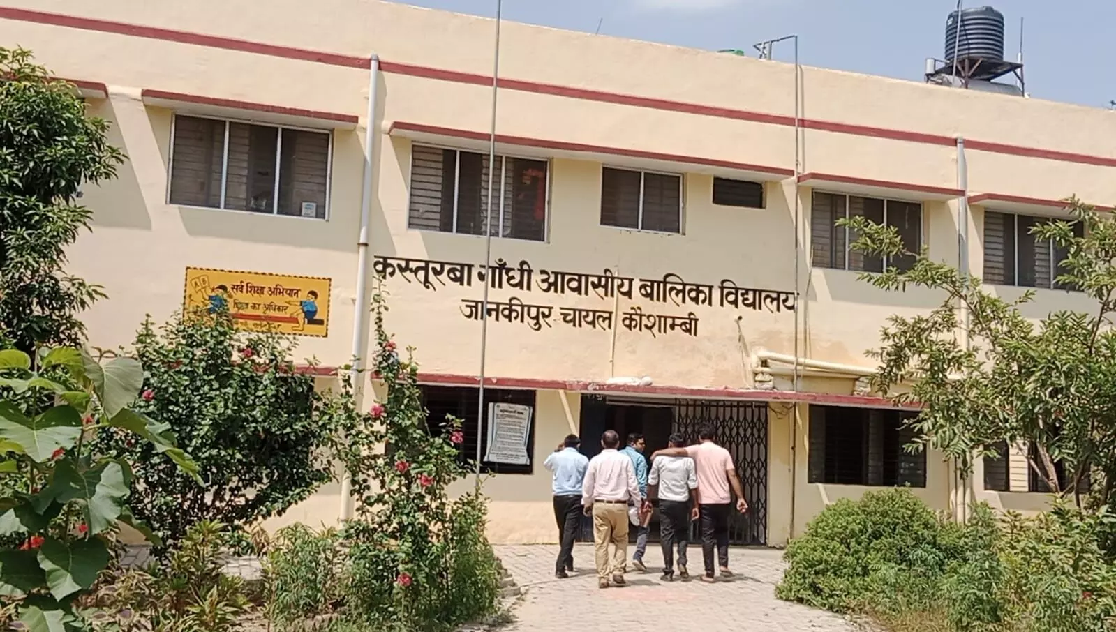 सरकारी स्कूल का भोजन खाने के बाद तड़पने लगी दर्जनों छात्राएं सरकारी स्कूल का भोजन खाने के बाद तड़पने लगी दर्जनों छात्राएं