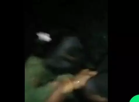 दलित लड़की के अपहरण, मारपीट और छेड़छाड़ की दिल दहला देने वाली कहानी; वीडियो आया सामने दलित लड़की के अपहरण, मारपीट और छेड़छाड़ की दिल दहला देने वाली कहानी; वीडियो आया सामने