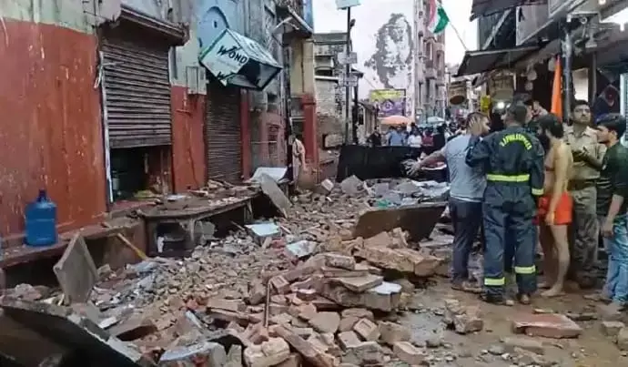 वृन्दावन: प्राचीन दीवार ढहने से पांच लोगों की मौत, सामने आया वीडियो वृन्दावन: प्राचीन दीवार ढहने से पांच लोगों की मौत, सामने आया वीडियो